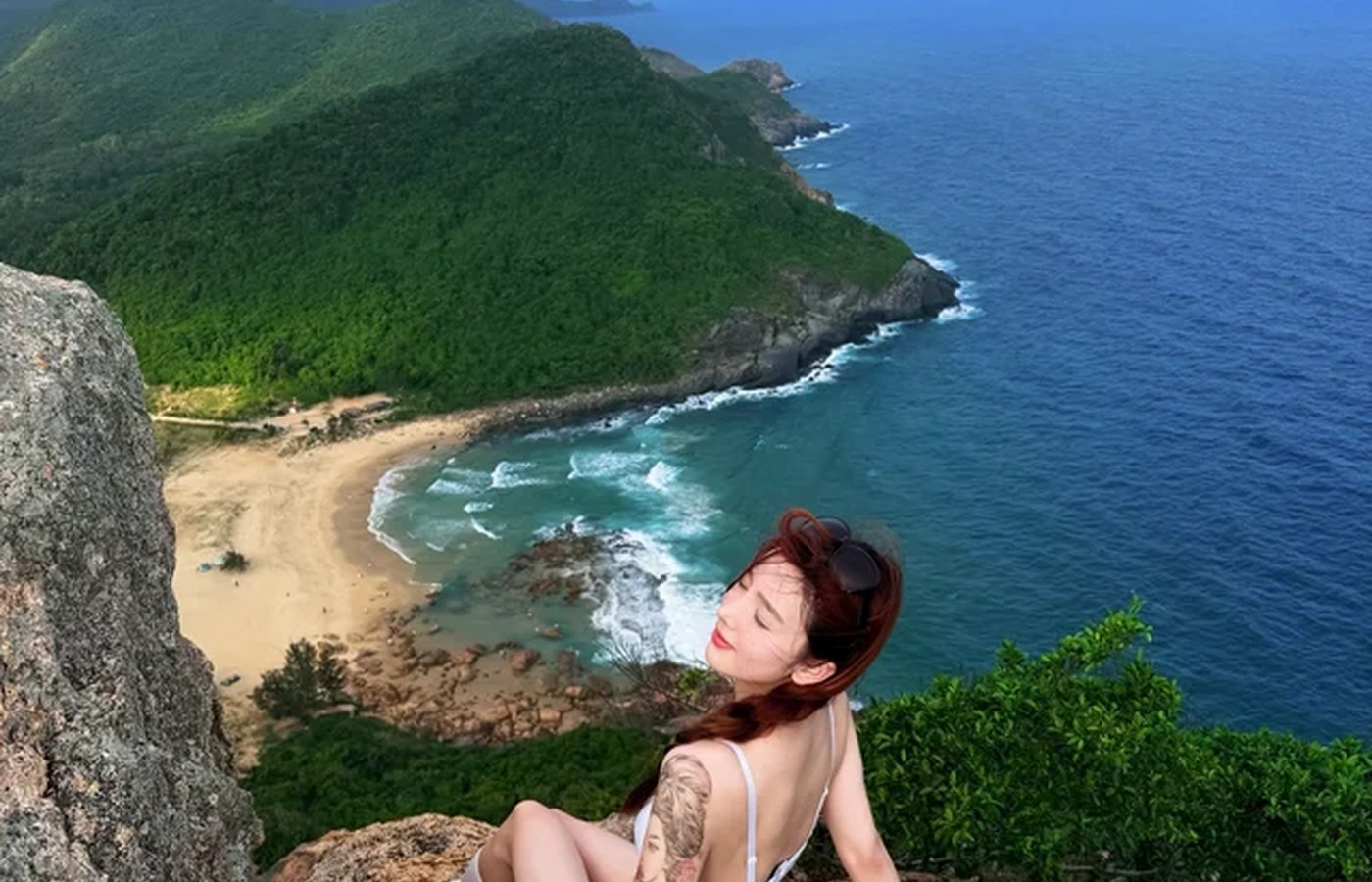 Keep one flexible coast viewpoint or cafe block for tropical showers and hot afternoons.