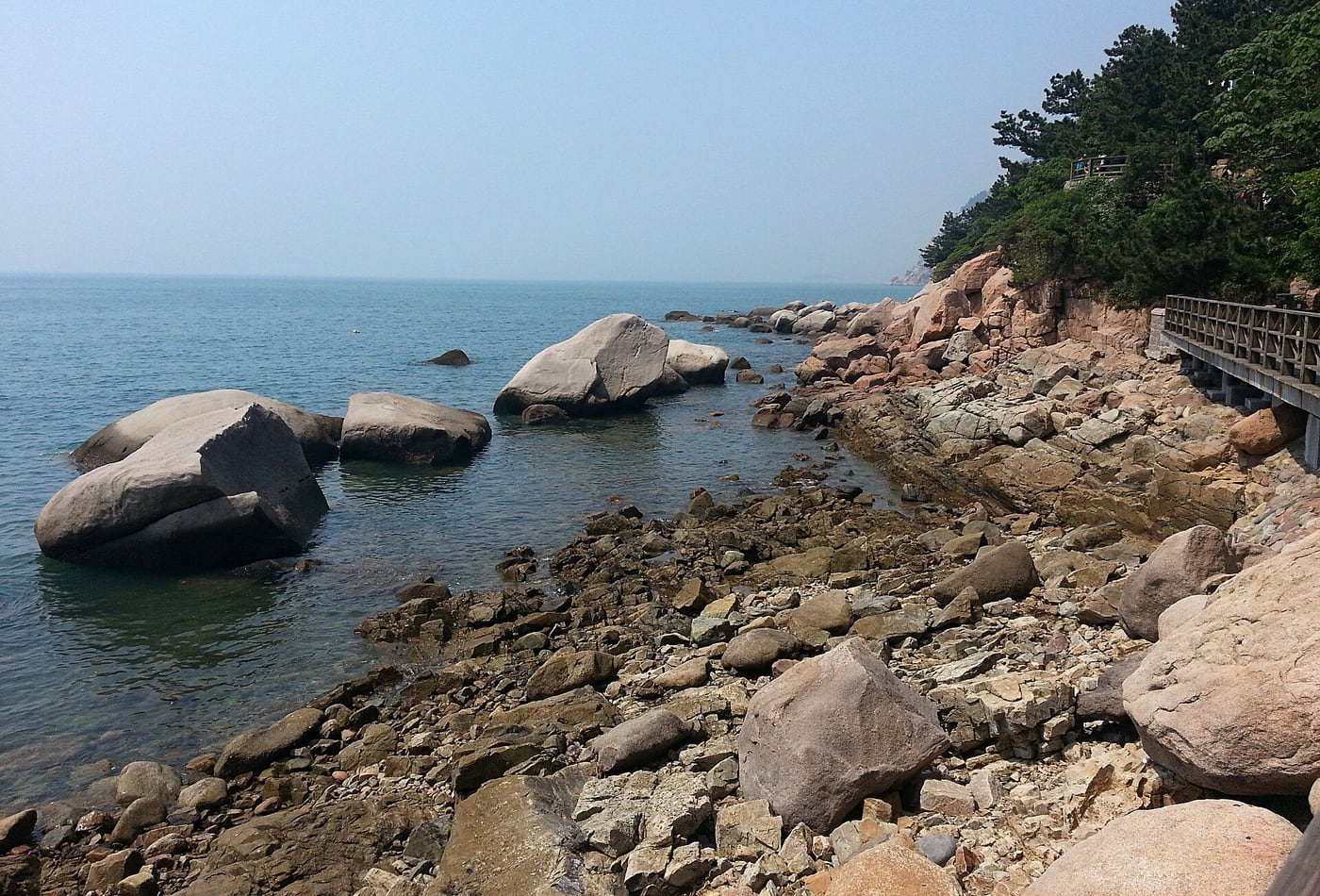 Bờ đá dưới chân Mount Lao gần Taiqing ở Thanh Đảo.