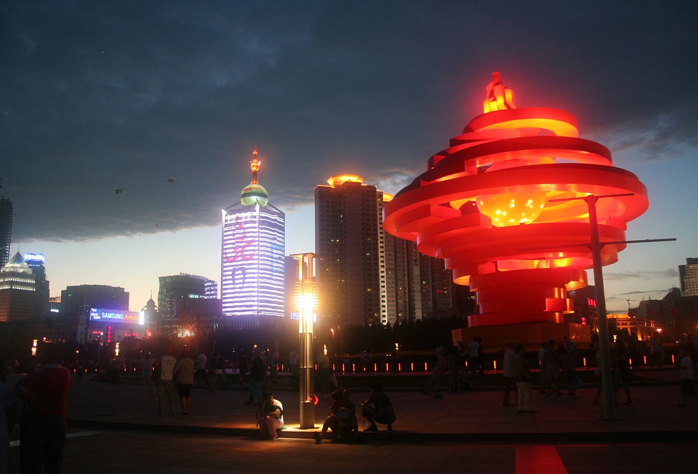 Tượng May Wind màu đỏ ở May Fourth Square lúc chiều tối.