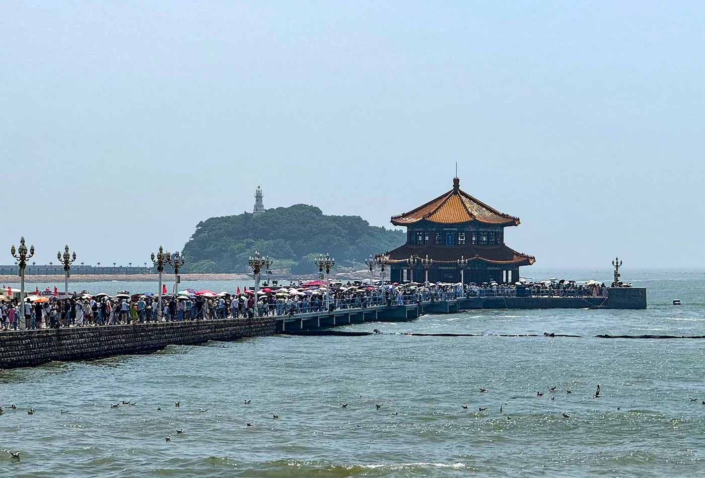 Zhanqiao Pier và Huilan Pavilion vươn ra vịnh Thanh Đảo.