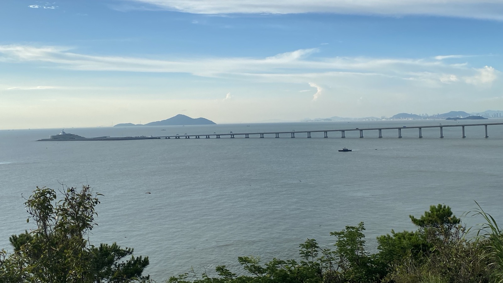 Đường nối Hong Kong-Zhuhai-Macao Bridge băng qua biển về phía tây châu thổ Châu Giang.